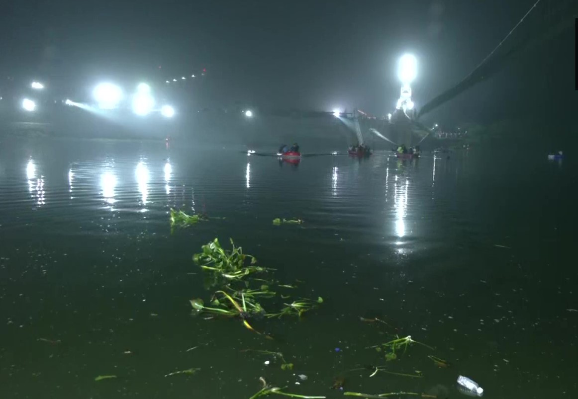 मोरबी में पुल टूटने से बड़ा हादसा