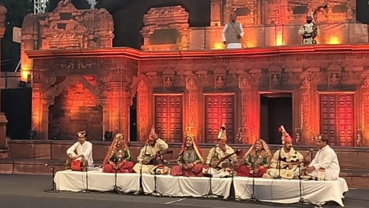 देवभूमि हिमाचल के पारंपरिक लोक गायन, झूरी, नाटी और श्री रोशन लाल की कला यात्रा पर एक विस्तृत लेख। जानें हिमाचल के संगीत का इतिहास और भूगोल।